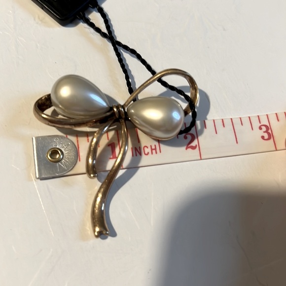 WEEKEND MAX MARA
Pearl-Embellished Bow Brooch NEW - Picture 7 of 8